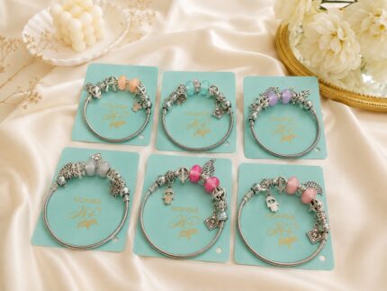 random bracelets design with random colours 💟