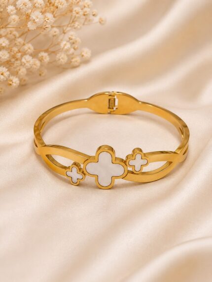 ✨ Golden Clover Pearl Bracelet ✨
