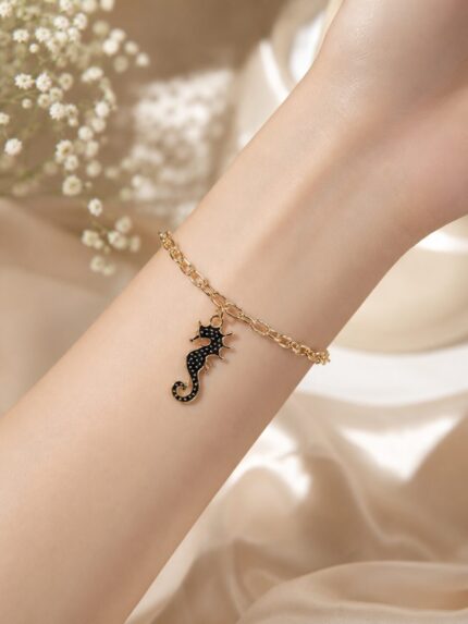 ✨ Elegant Seahorse Charm Bracelet – Gold-Tone Minimalist Wrist Bracelet for Women 🌊💛