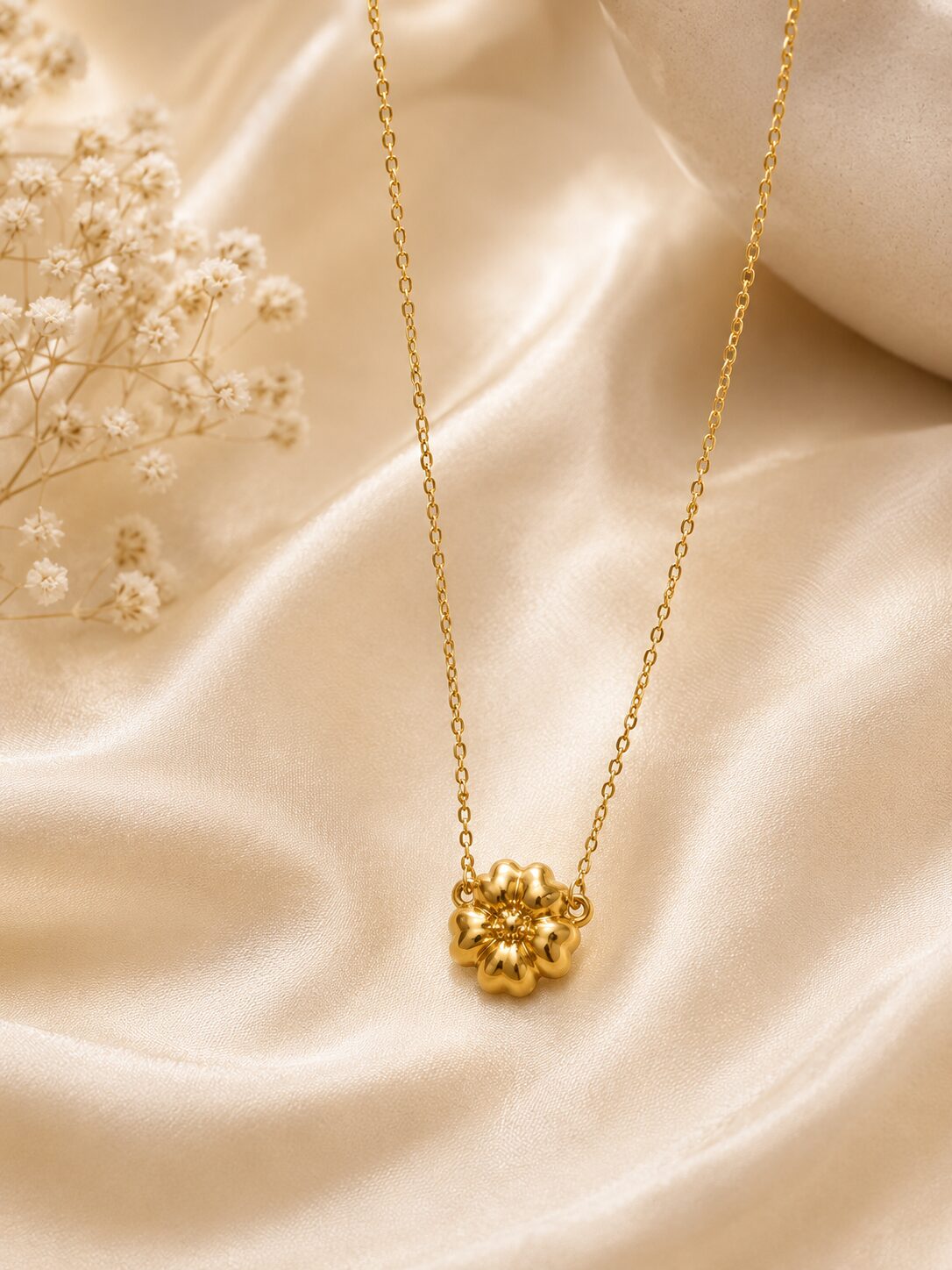 2026/07/16528.jpg Golden Bloom Anti-Tarnish Pendant Necklace - Image 1