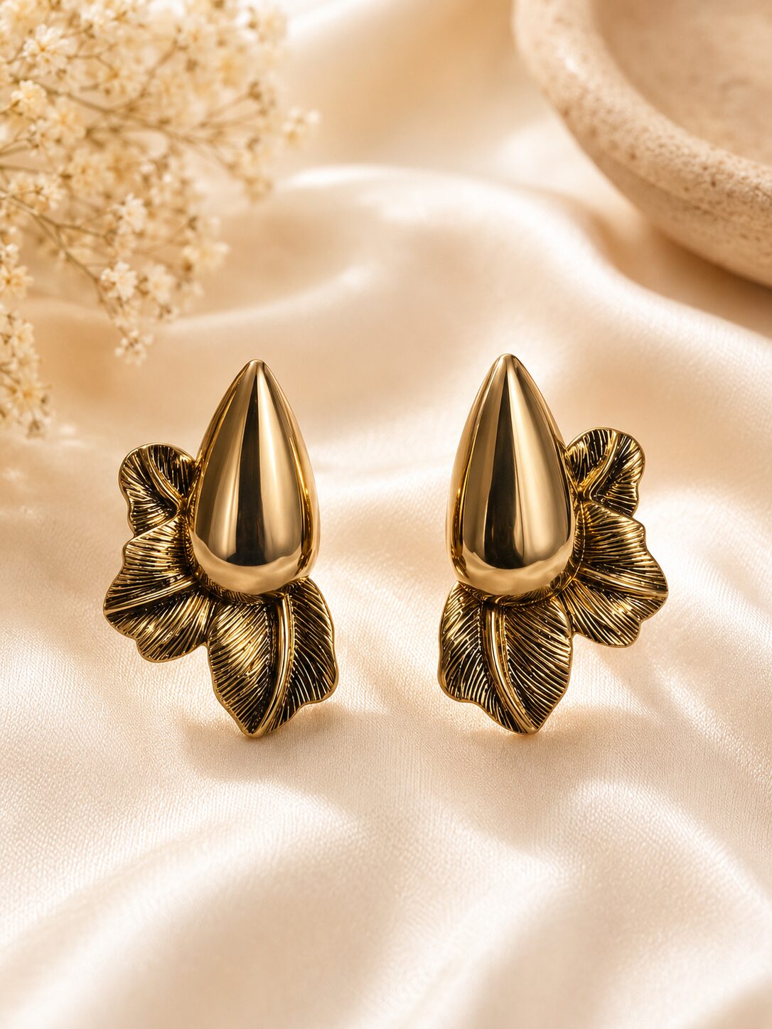 2026/07/17109.jpg Golden Teardrop Leaf Statement Earrings - Image 1