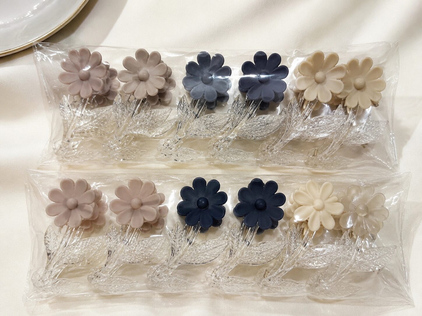 2026/08/1001772004.jpg Floral Leaf Hair Clip – Elegant Flower Design Hair Accessory - Image 1