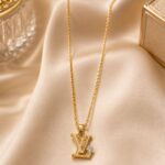 Elegant Gold Statement Pendant Necklace – Luxury Crystal Charm