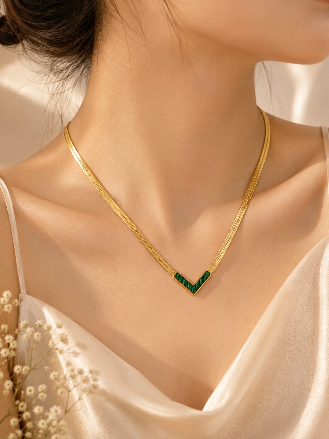 2026/08/17878.jpg Emerald Green V-Shaped Gold Korean Necklace for Women - Image 1