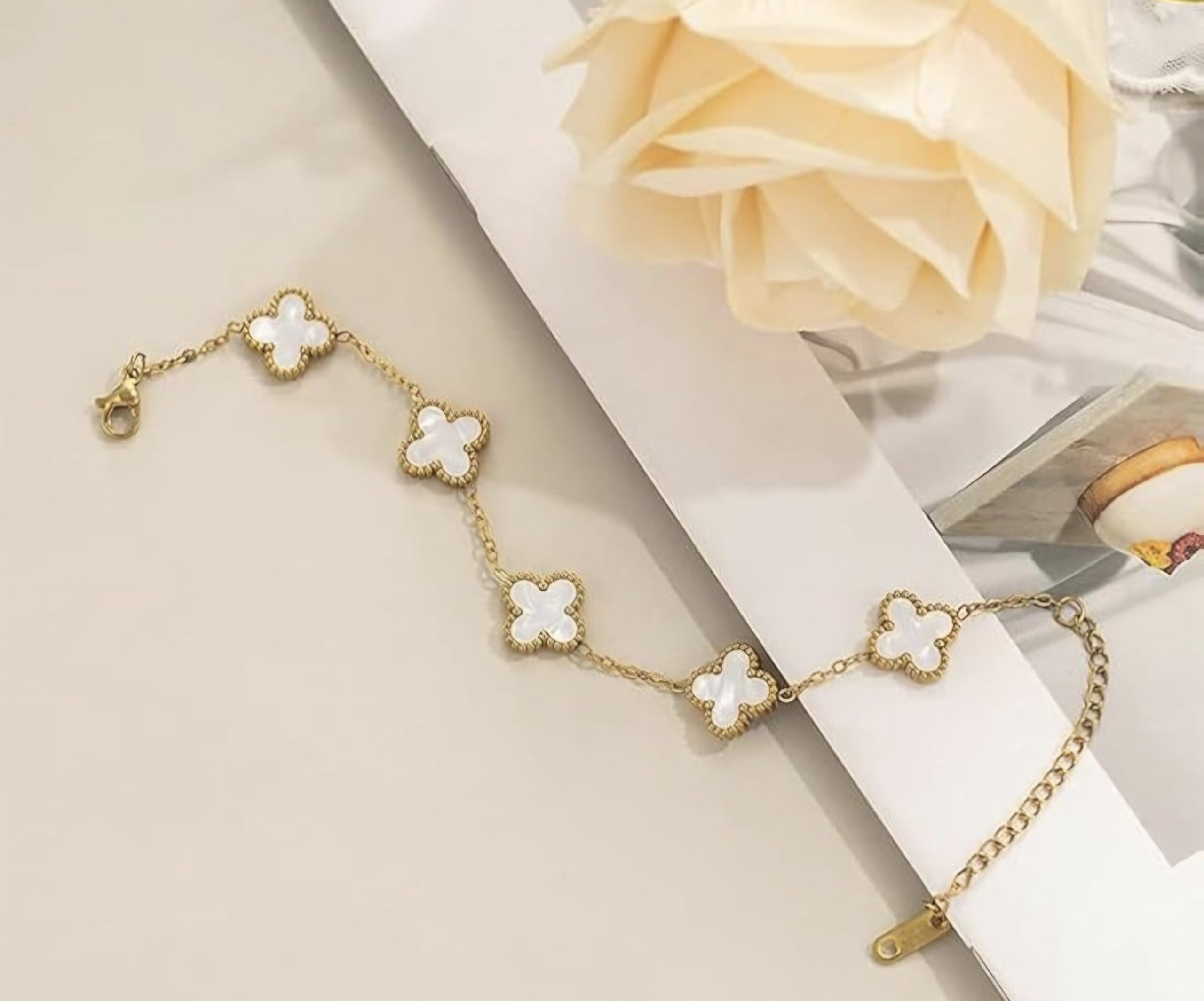 2026/08/459048.jpg CLOVER BRACELET WHITE - Image 1
