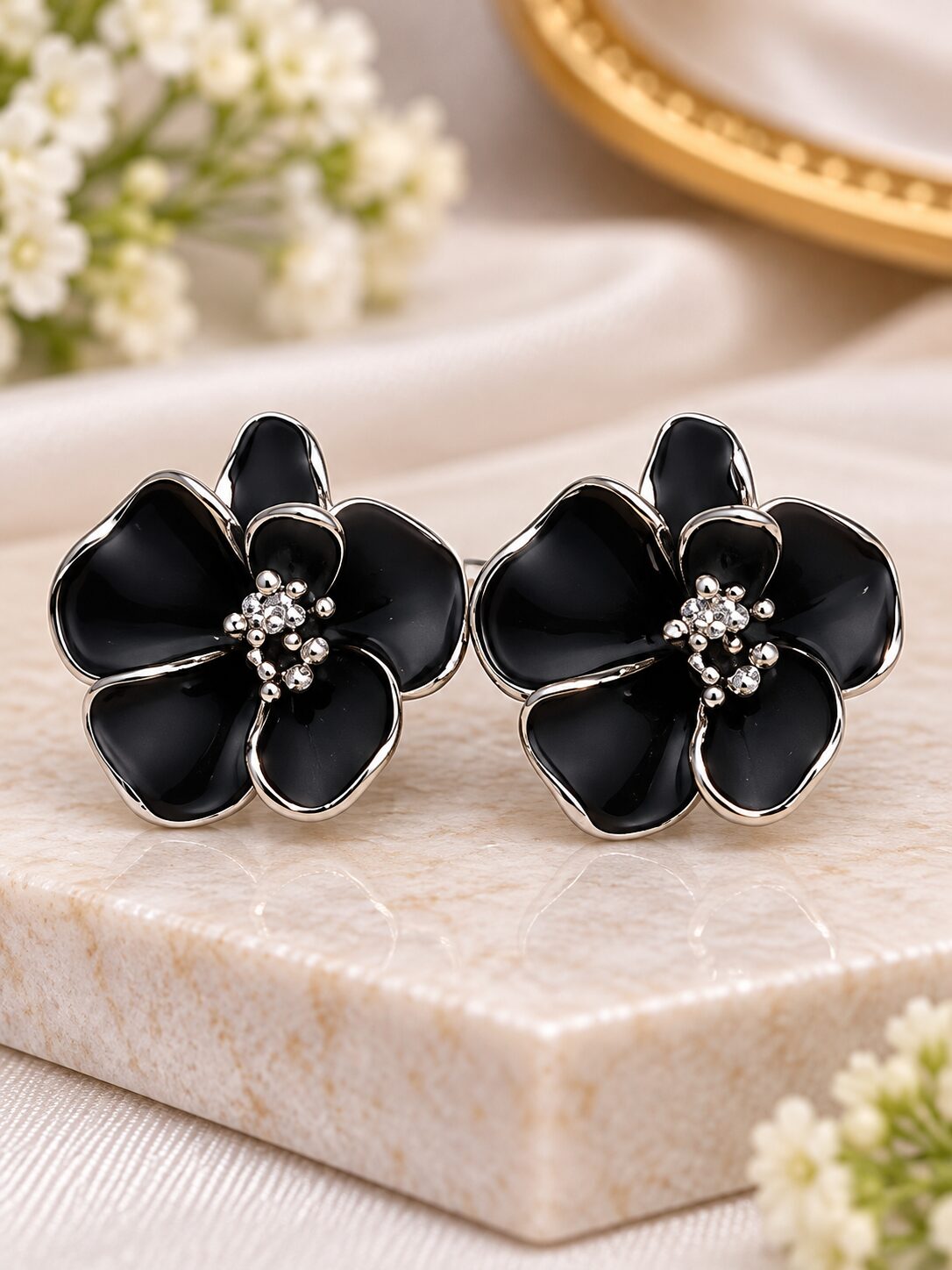 2026/09/1003580018.jpg Elegant Black Floral Stud Earrings - Image 1
