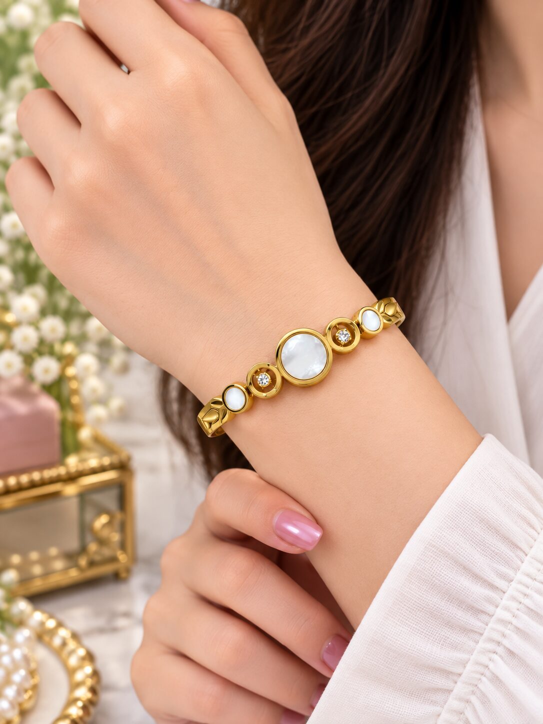 2026/09/1003580254.jpg Elegant Gold Pearl & Crystal Bracelet - Image 1