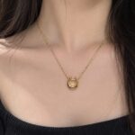 “Elegant Golden Horseshoe Pendant Necklace ✨”