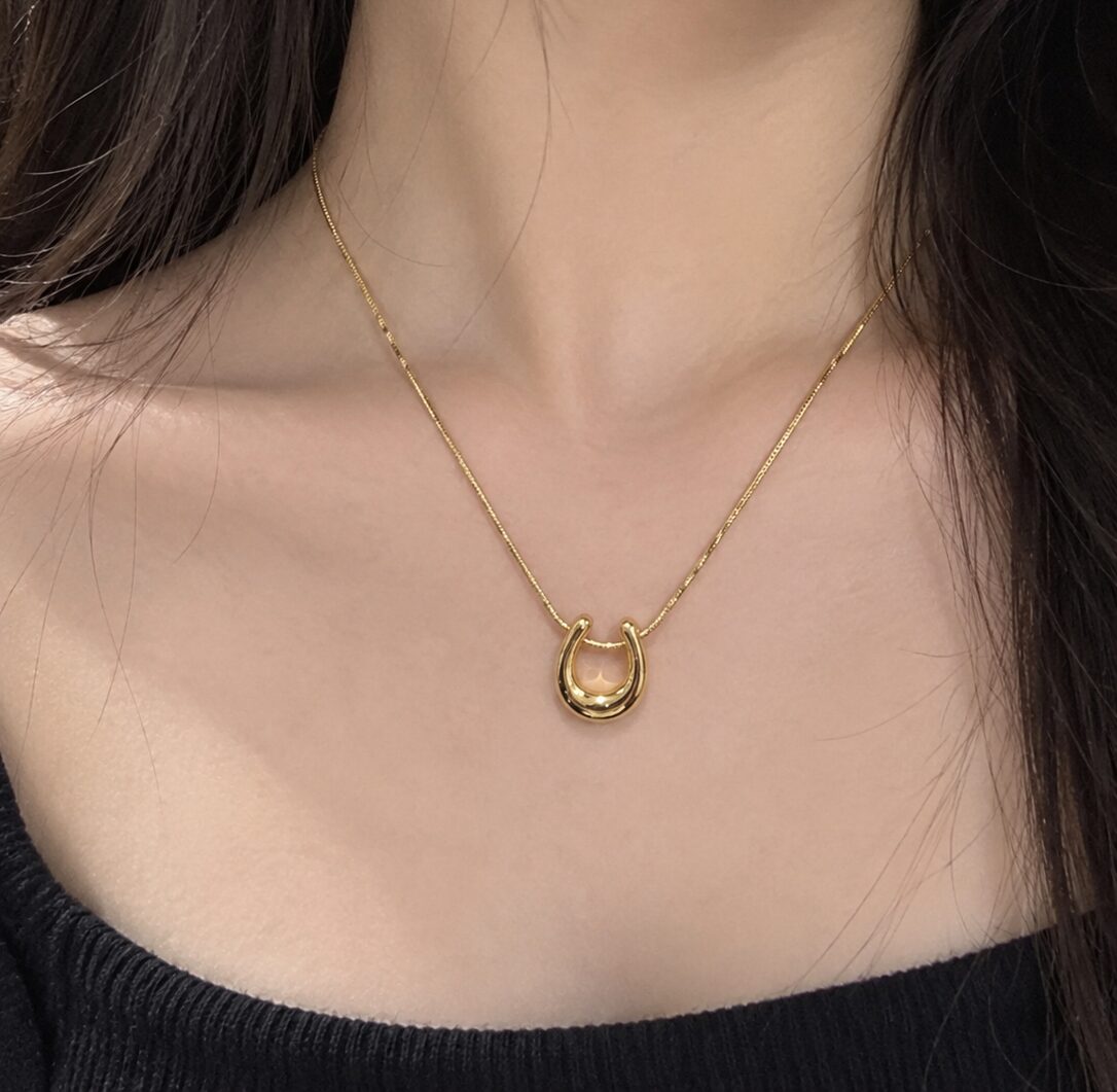 2026/09/4621.jpg “Elegant Golden Horseshoe Pendant Necklace ✨” - Image 1