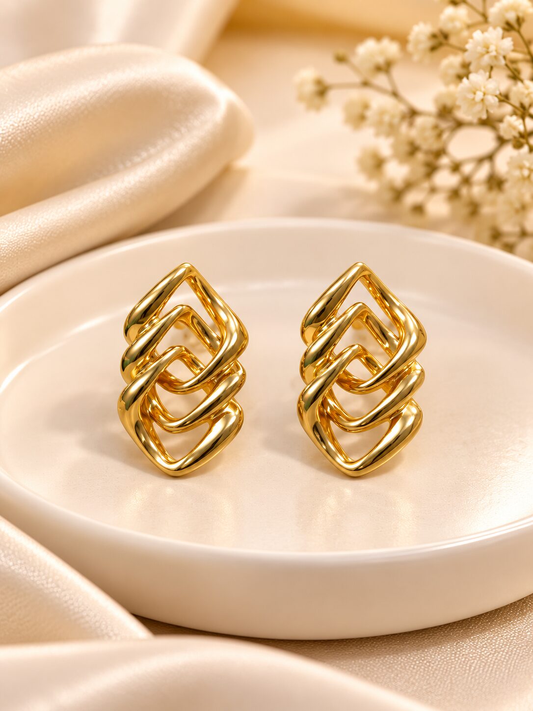 2026/10/1001800579.jpg Elegant Golden Interlocking Geometric Earrings - Image 1